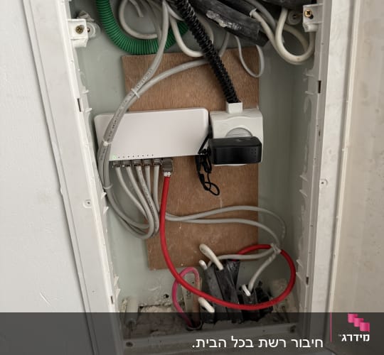 ארון תקשורת עם כבלים וחיבורים שונים